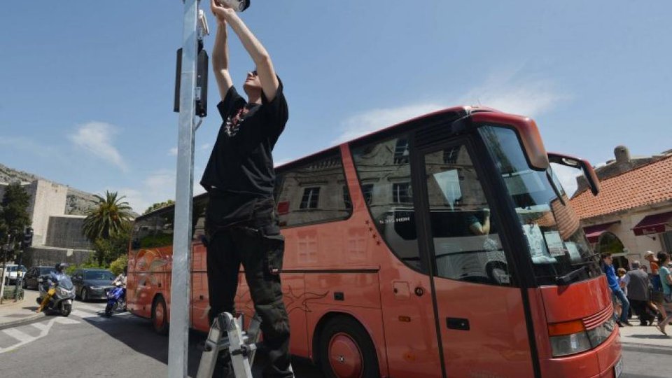 PODIZNI STUPIĆI NA PILAMA U DUBROVNIKU