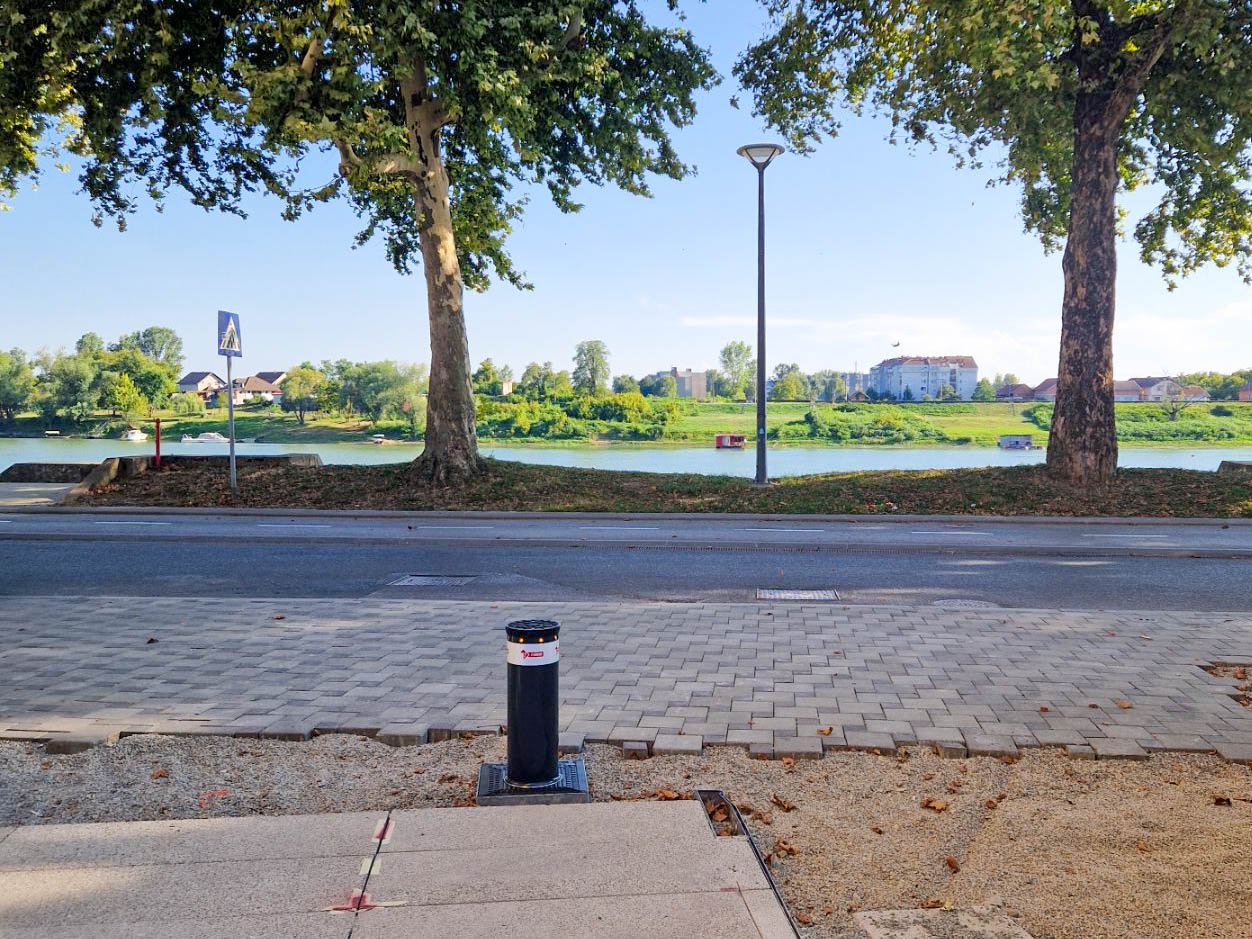 Retractable hydraulic automatic bollards at three locations in Slavonski Brod
